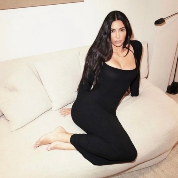 Skims Soft Lounge Long Sleeve Maxi Dress Ribbed Onyx
Size Small - Picture 2 of 14